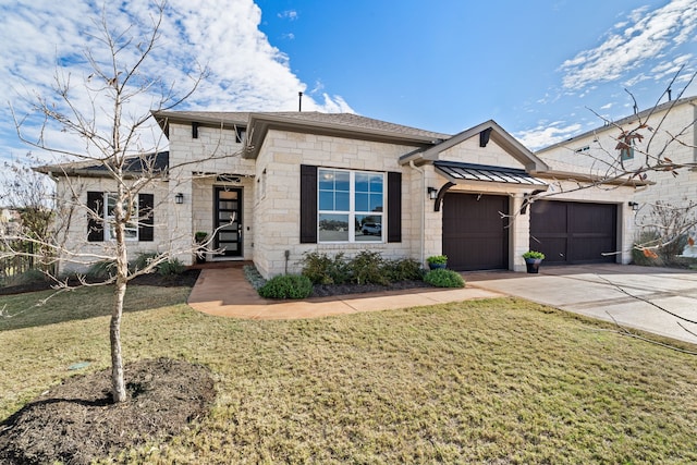 view of front of property featuring a front yard and a garage