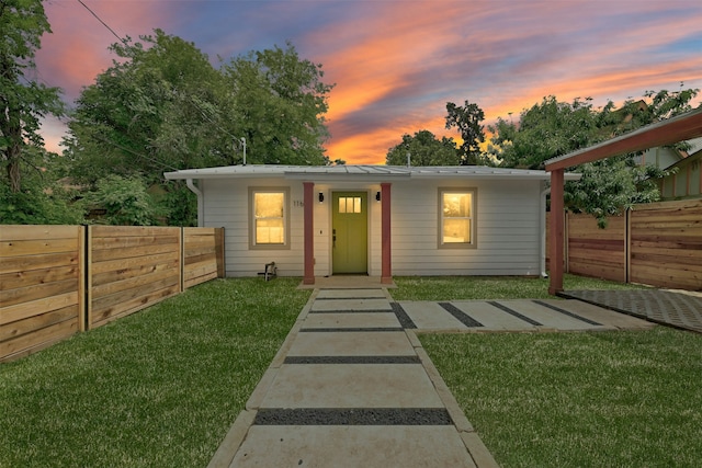 view of front of house featuring a lawn