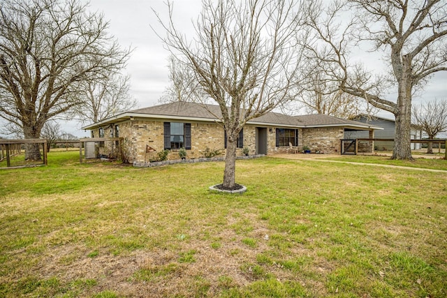 view of front of property featuring a front yard