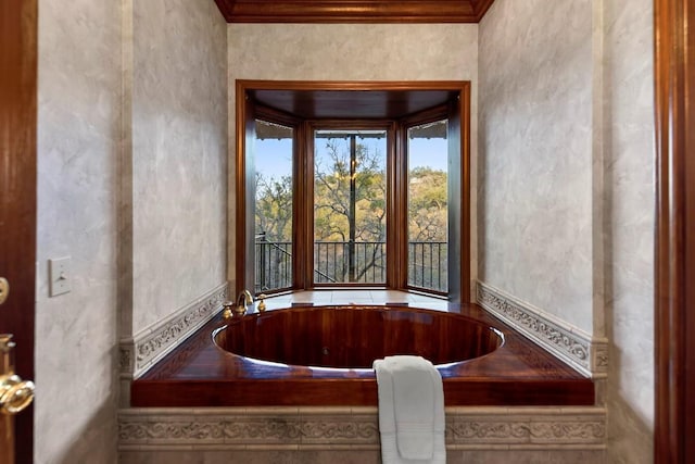 112 Center Cove Iii Loop, Spicewood, TX 78669 - bathroom featuring a tub and ornamental molding