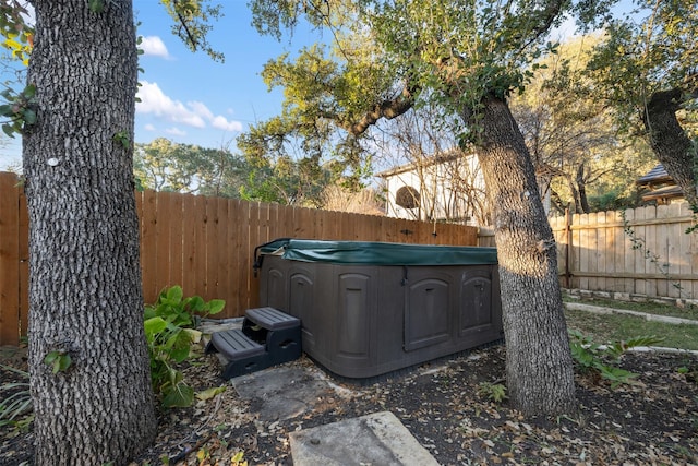 view of yard with a hot tub