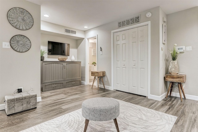 sitting room featuring visible vents, recessed lighting, baseboards, and wood finished floors