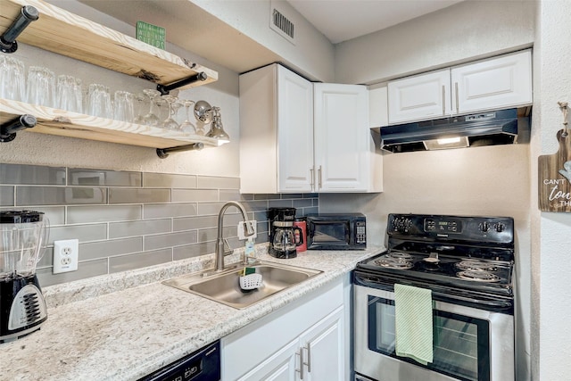 kitchen with visible vents, electric range, a sink, under cabinet range hood, and tasteful backsplash