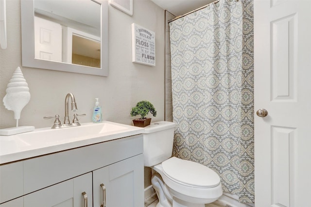 bathroom featuring vanity, a shower with shower curtain, toilet, and visible vents