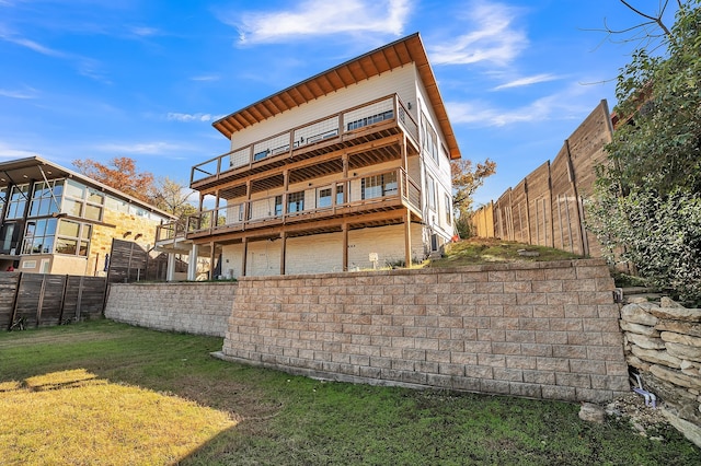 back of house featuring a yard