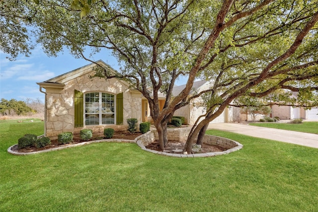 view of front of house with a front lawn