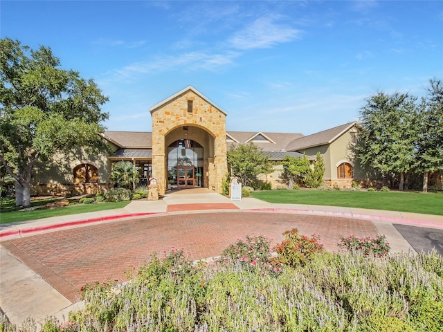 view of front of property featuring a front yard