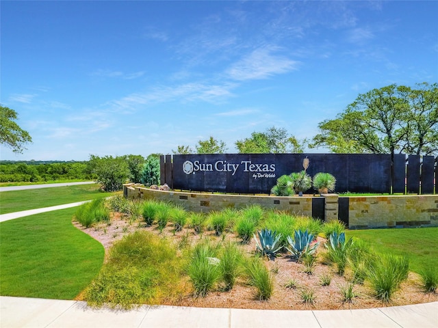 community sign with a lawn