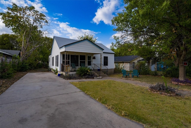 view of front facade featuring covered porch and a front yard