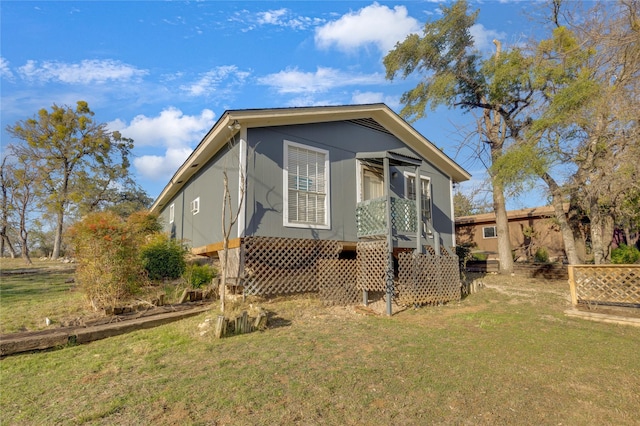 view of front of property with a front yard