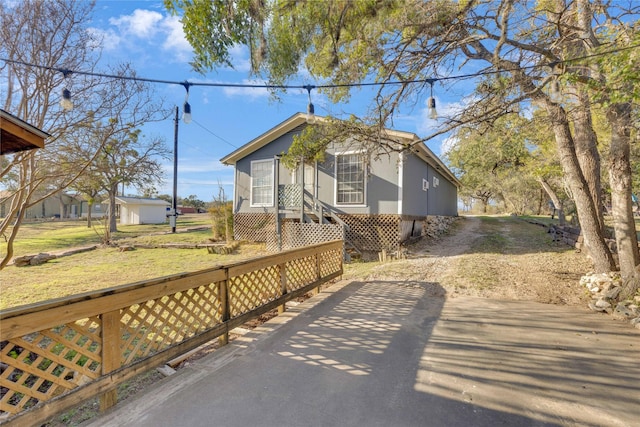 view of front facade with a front yard