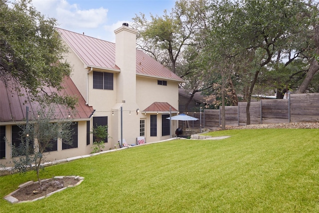 back of house featuring a lawn