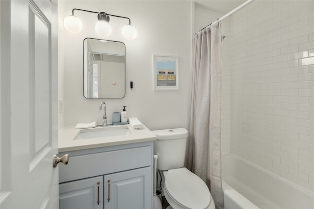 full bathroom with toilet, vanity, and shower / bath combo