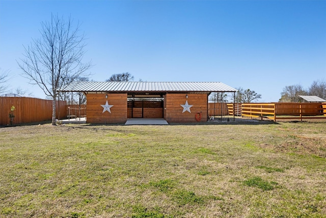 view of yard featuring an outbuilding