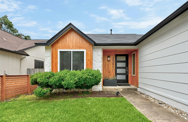 property entrance featuring a lawn