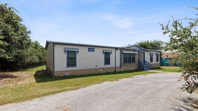 view of front of property featuring a front yard