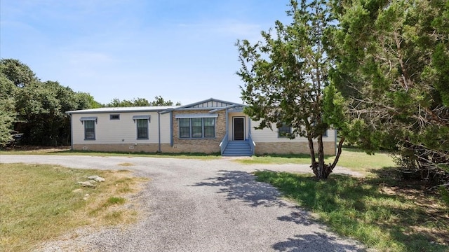 view of front of house featuring a front yard