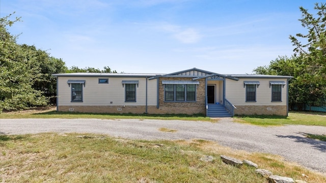 view of front of home featuring a front yard