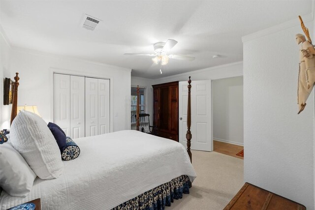 bedroom featuring crown molding, carpet floors, a closet, and ceiling fan