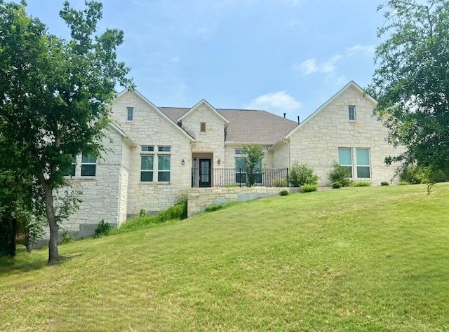 view of front of home featuring a front yard