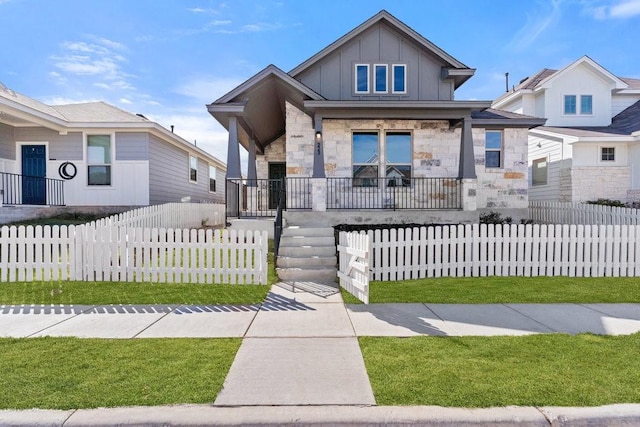 view of front of house featuring a porch