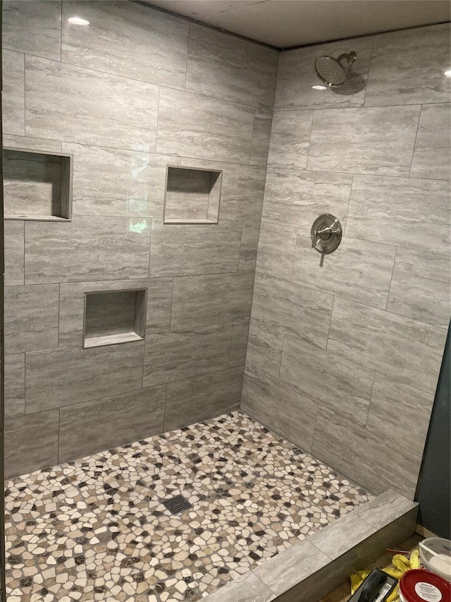 bathroom featuring a tile shower