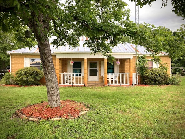 single story home featuring a front lawn and a porch