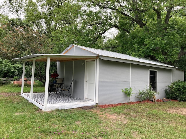 view of outdoor structure with a yard