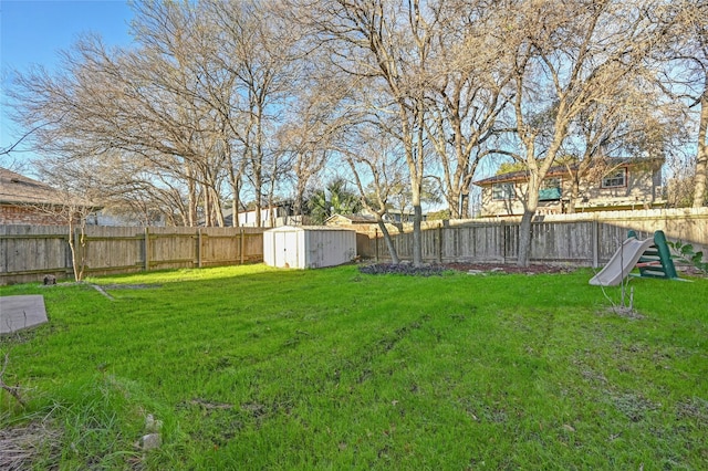 view of yard featuring a shed