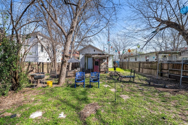 view of yard featuring an outbuilding