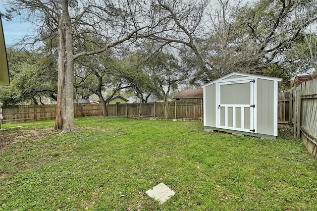 view of yard featuring a storage shed