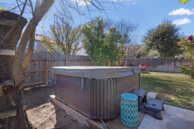 view of yard with a hot tub