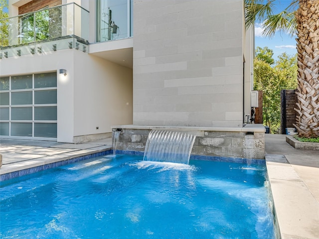 view of pool with pool water feature