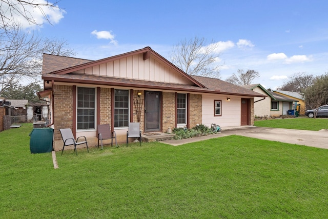 view of front of home featuring a front yard