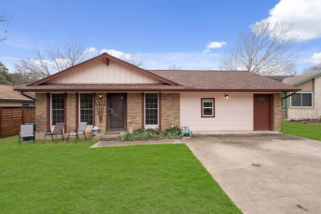 ranch-style home featuring a front lawn