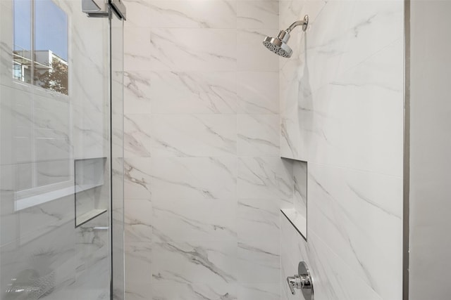 bathroom featuring a tile shower