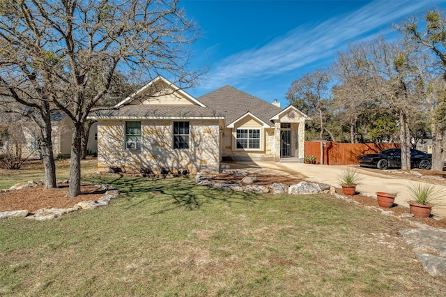 view of front of house featuring a front lawn