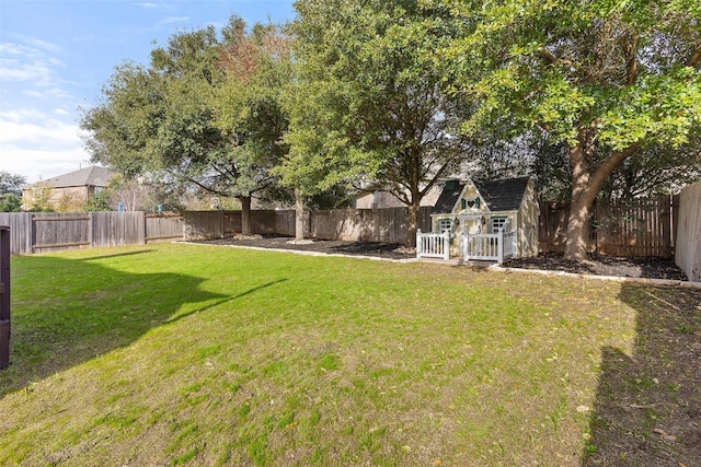 view of yard featuring a storage unit