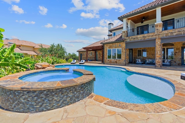 view of pool featuring an in ground hot tub, a patio area, and ceiling fan