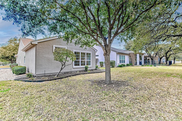 view of front of property featuring a front lawn