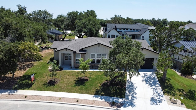 view of front of house featuring a garage and a front yard