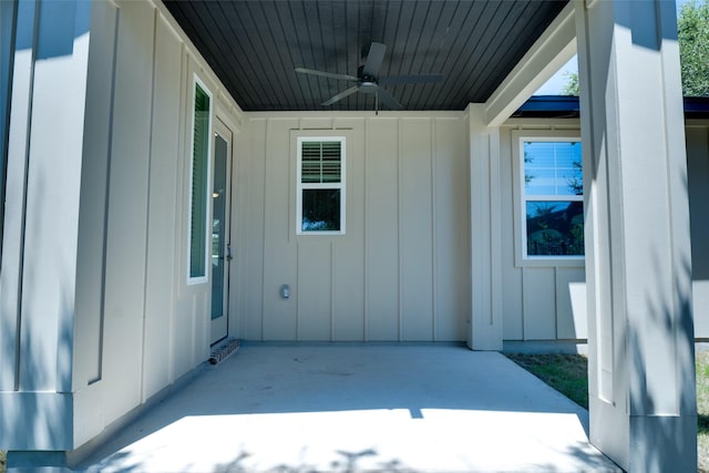 doorway to property with ceiling fan