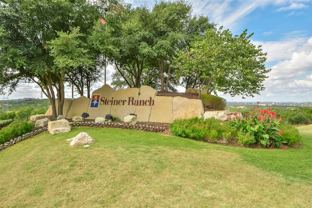 community / neighborhood sign featuring a lawn