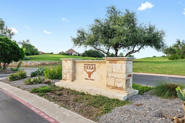 community sign with a yard