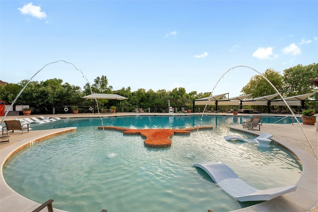 view of pool with a jacuzzi, a patio area, and pool water feature