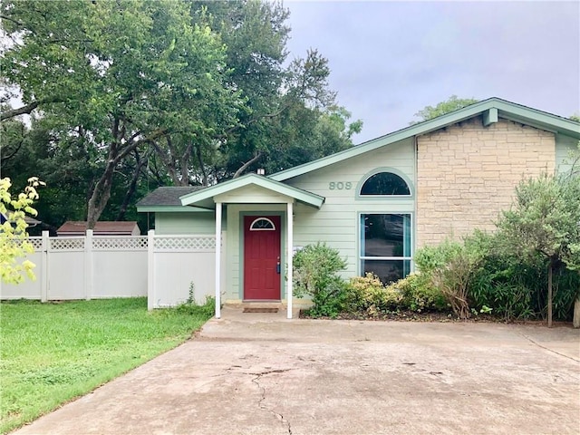 view of front of property featuring a front lawn