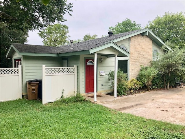 single story home with a front lawn