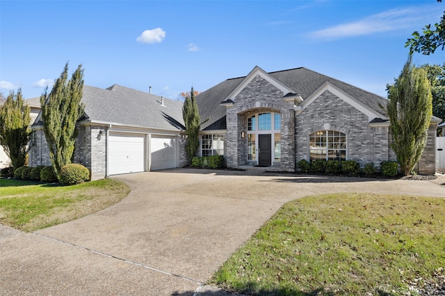 view of front facade featuring a garage and a front yard