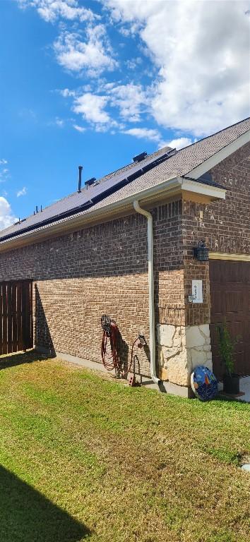 view of side of property featuring a lawn