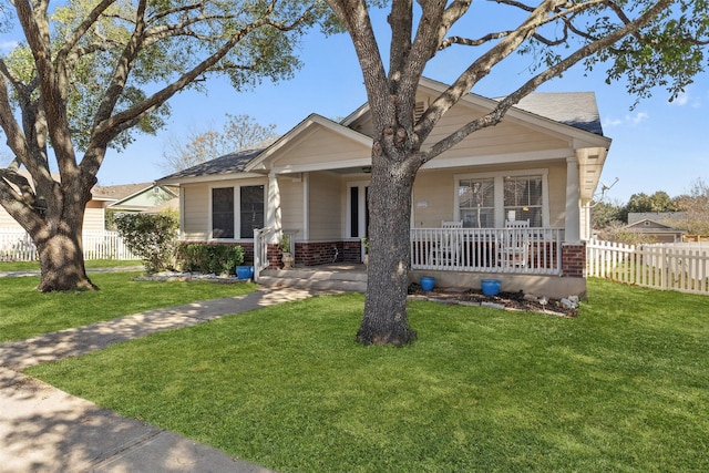 view of front facade featuring a front lawn and a porch